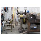 BLACK & DECKER BENCH GRINDER