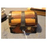 MINIATURE CHEST W/ POCKET KNIVES