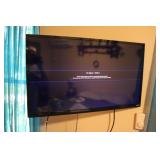 VISIO 32" FLAT SCREEN TV W/ WALL MOUNT