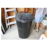ROLLING RUBBERMAID ROUGHNECK GARBAGE CAN