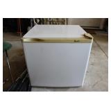 AVANTI MINI FRIDGE