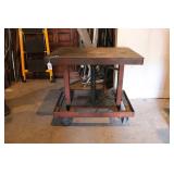 MONTGOMERY TOOLS METAL HYDRAULIC LIFT TABLE