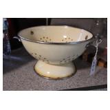 ENAMELWARE COLANDER