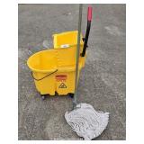 Rubbermaid Commercial Wave Break & Mop