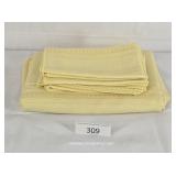 Pale Yellow Oblong Table Cloth & Six Napkins