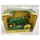NIB Ertl John Deere 1939 Model H 1/16 Toy Tractor