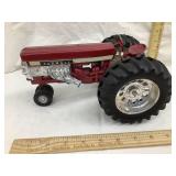 Ertl Farmall Toy "Pulling Tractor", 1:16 Scale