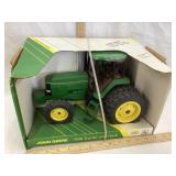 NIB Ertl John Deere 7800 1/16 Scale Toy Tractor