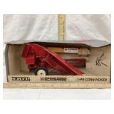 NIB Ertl IH McCormick 1-PR 1/16 Scale Toy Corn