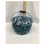 Chrysolite Graniteware Pot w/ Lid, 8' Diameter, 5