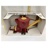 Ertl New Holland Toy Grinder-Mixer, 1:16 Scale,