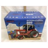 NIB 2018 National Farm Toy Show Ertl Case IH 886