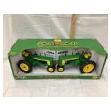 Ertl John Deere 520/620 Toy Tractor Set, 1:16