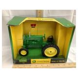 NIB Ertl John Deere Model 40 1/16 Scale Toy