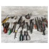 Chisels, cutting pliers, various pliers