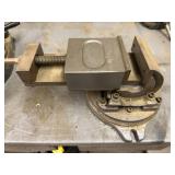Tilting rotational vise