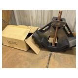 Welding angle vise