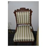 VICTORIAN WALNUT PARLOR CHAIR
