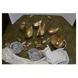 ASSORTMENT OF BRASS DECOR WITH SUGAR/CREAMER