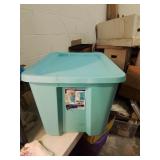 Eighteen gallon lidded tote