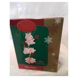 Carlton hogs and kisses ornament