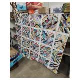 Beautiful quilt , I would say queen full size