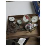 Group of two gas regulators