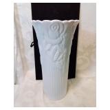 Whi?\nTe floral ceramic vase ten inches