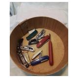 Round wooden cheesebox with pocket knives