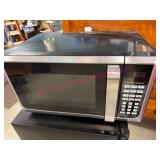 Hamilton Beach 900w Compact Microwave (works)