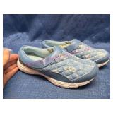 New Mushrooms Blue Quilted Slip-On Shoes Sz 6.5