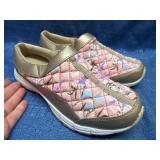 New Mushrooms Quilted Slip-On Shoes Size 6.5