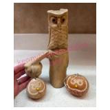 (K) Carved Wooden Owl Sculpture & Gourds