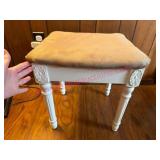 (LR) Wood Stool w/Cushioned Seat