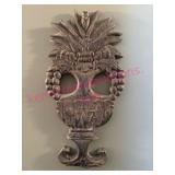 (LR)ï¿½Carved Resin Decorative Wall Hanging