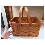(DR)ï¿½1989 Longaberger Basket w/Wood Handles