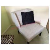 (FR) Modern Gray Chair w/Black Pillow