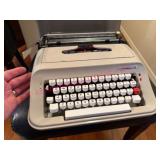 (K)ï¿½Underwood 319 Typewriter w/ Accessories