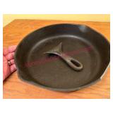 (G) Broken Wagner #10 Skillet w/Handle