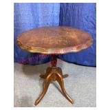 Wooden Pedestal Side Table w/ Scalloped Top