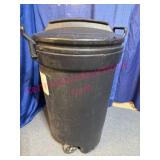 Rubbermaid 32-Gallon Trash Can w/Wheels