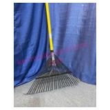 Fiberglass Handle Leaf Rake w/Metal Tines