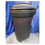 Rubbermaid 32-Gallon Trash Can w/Wheels