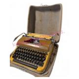 Olympia De Luxe Manual Typewriter w/Case