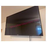 Samsung 32" LED TV UN32J4000 w/Wall Mount & Remote