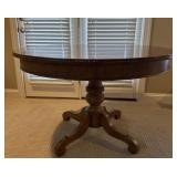 Traditional Round Pedestal Table