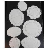 LOT OF ASSORTED TABLE LINENS IN FLORAL DESIGNS