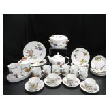 EVESHAM VALE ROYAL WORCESTER DINNER SET