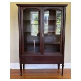 VINTAGE MAHOGANY CHINA CABINET W/3 INNER SHELVES