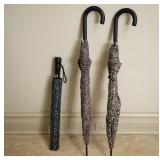 LOT OF 3 UMBRELLAS, 2 REGULAR, 1 RETRACTABLE